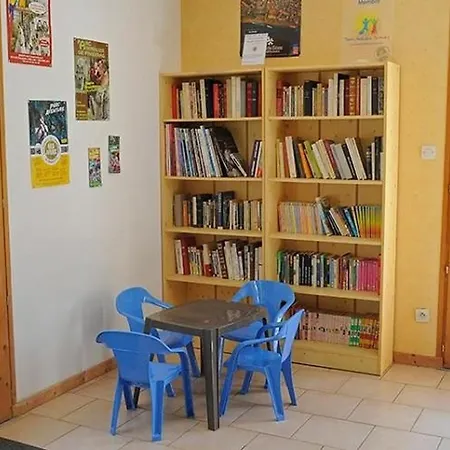 Avec Terrasse A Sauveterre-de-rouergue, 2 Chambres, Equipements Complets - Api-1-52-410 * Sauveterre-de-Rouergue