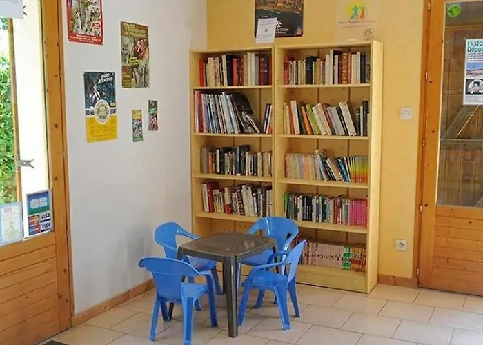 Avec Terrasse A Sauveterre-de-rouergue, 2 Chambres, Equipements Complets - Api-1-52-410 * Sauveterre-de-Rouergue